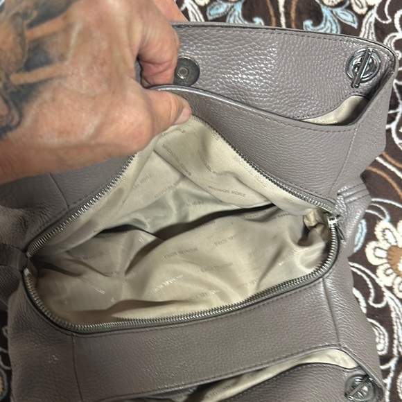 Michael Kors Jet Set Leather Shoulder Bag with Chain Straps - Picture 14 of 16